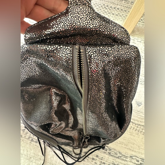 Julian Convertible  Leather Backpack Metalic silver/black - Picture 9 of 16